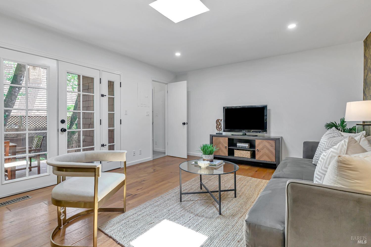 8 Esquire Ct