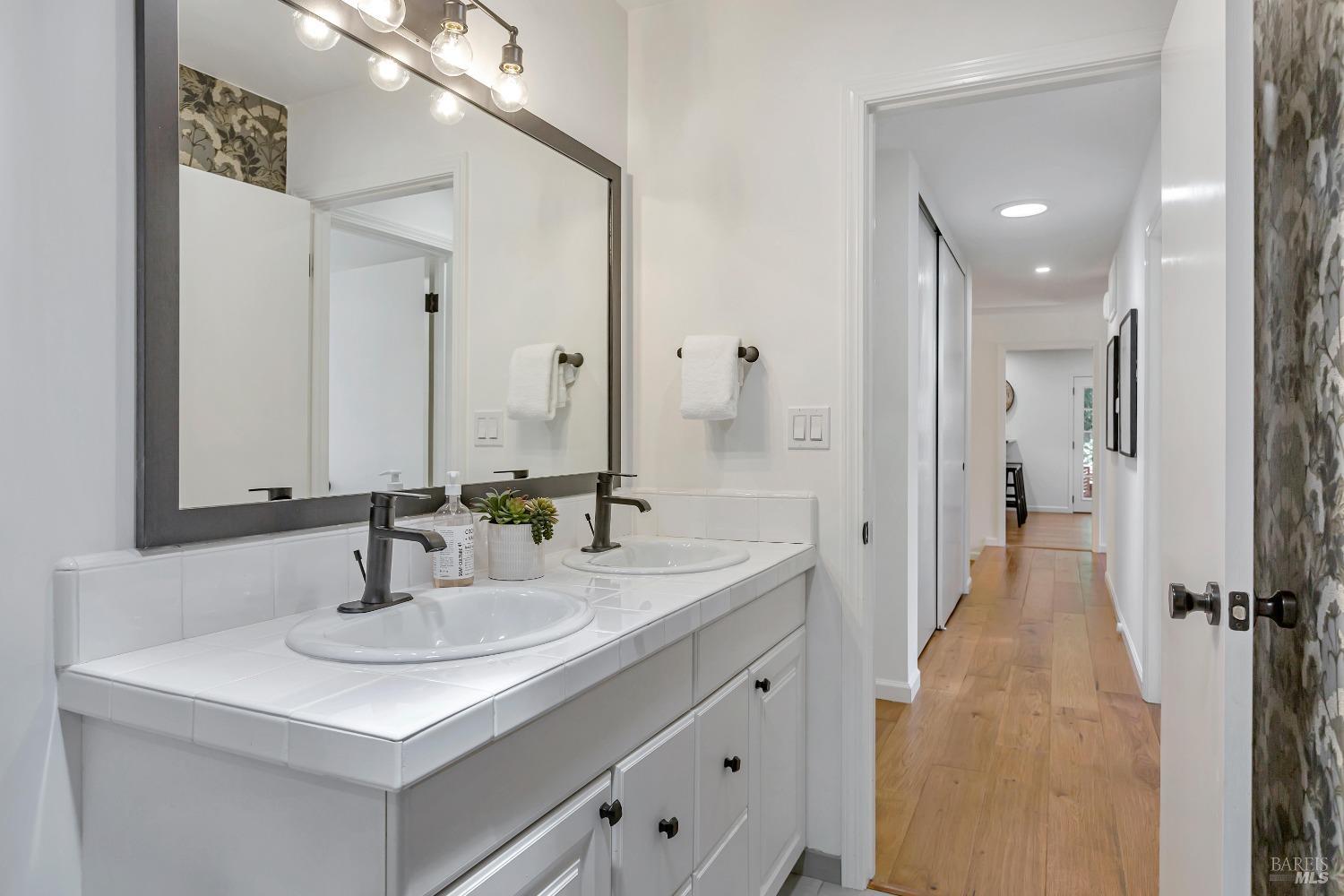 8 Esquire Ct