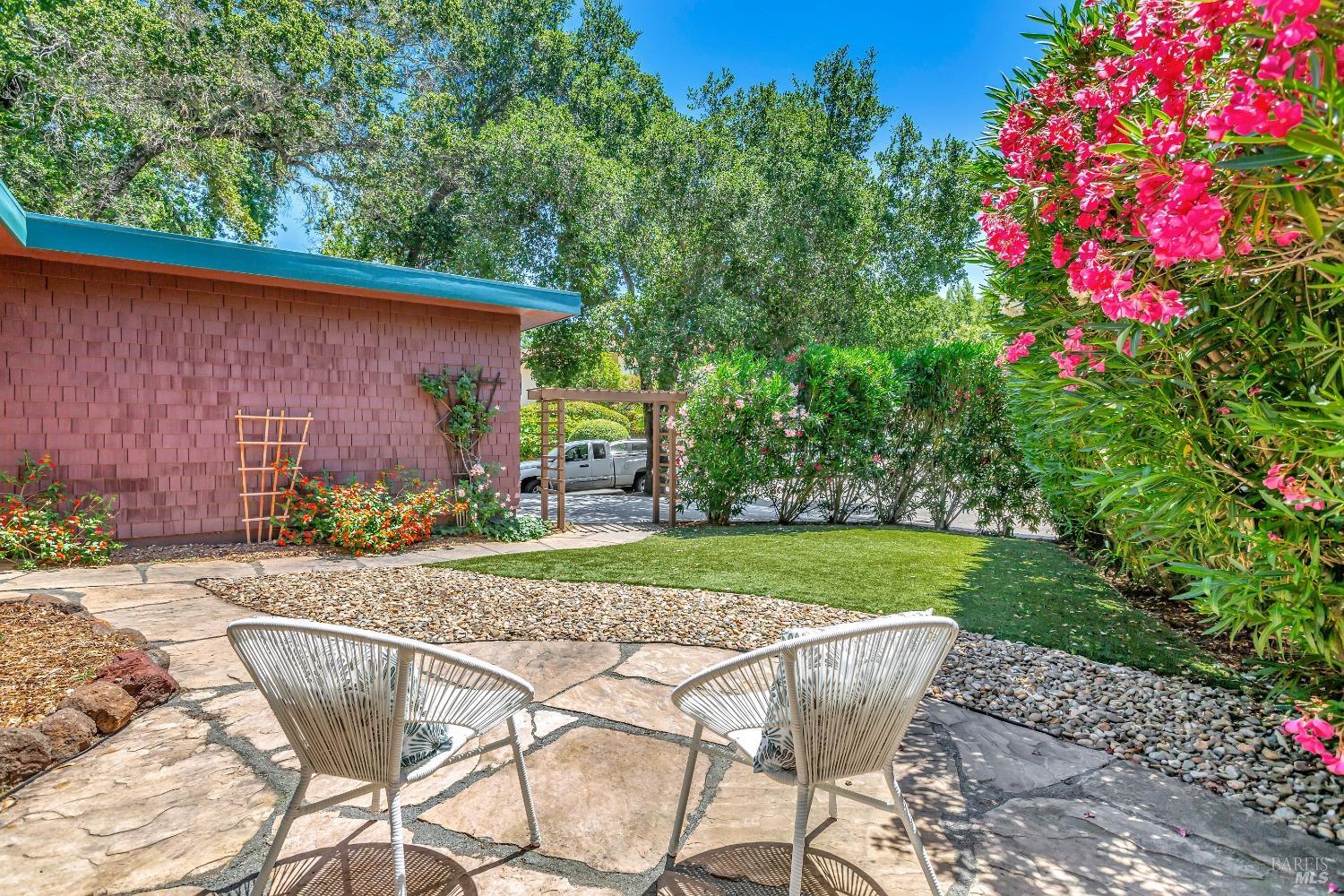 8 Esquire Ct