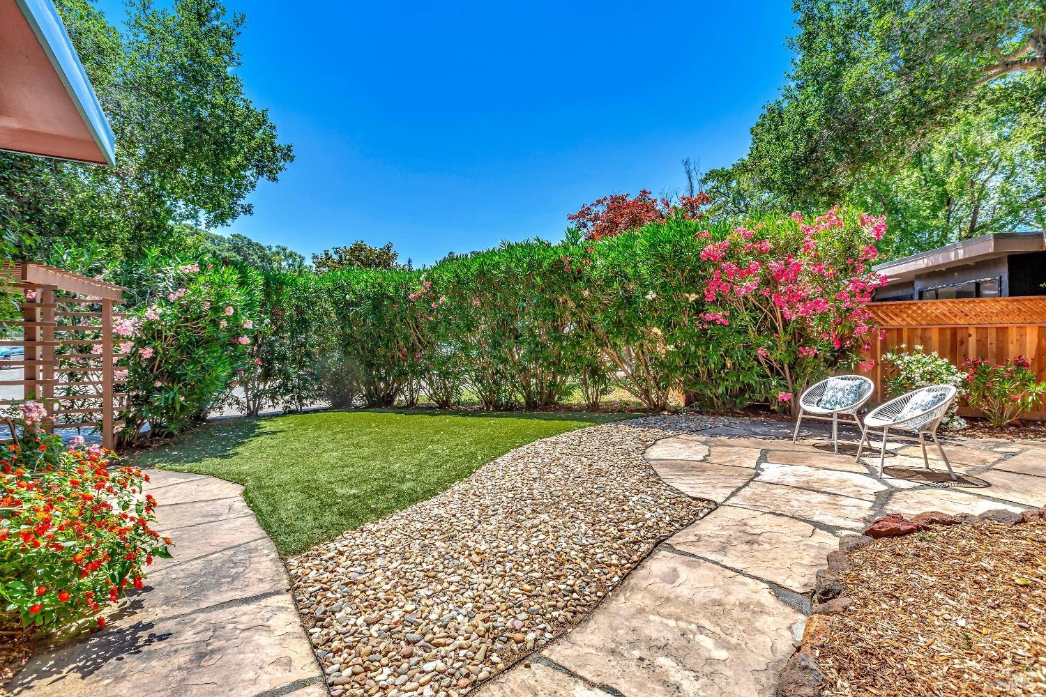 8 Esquire Ct