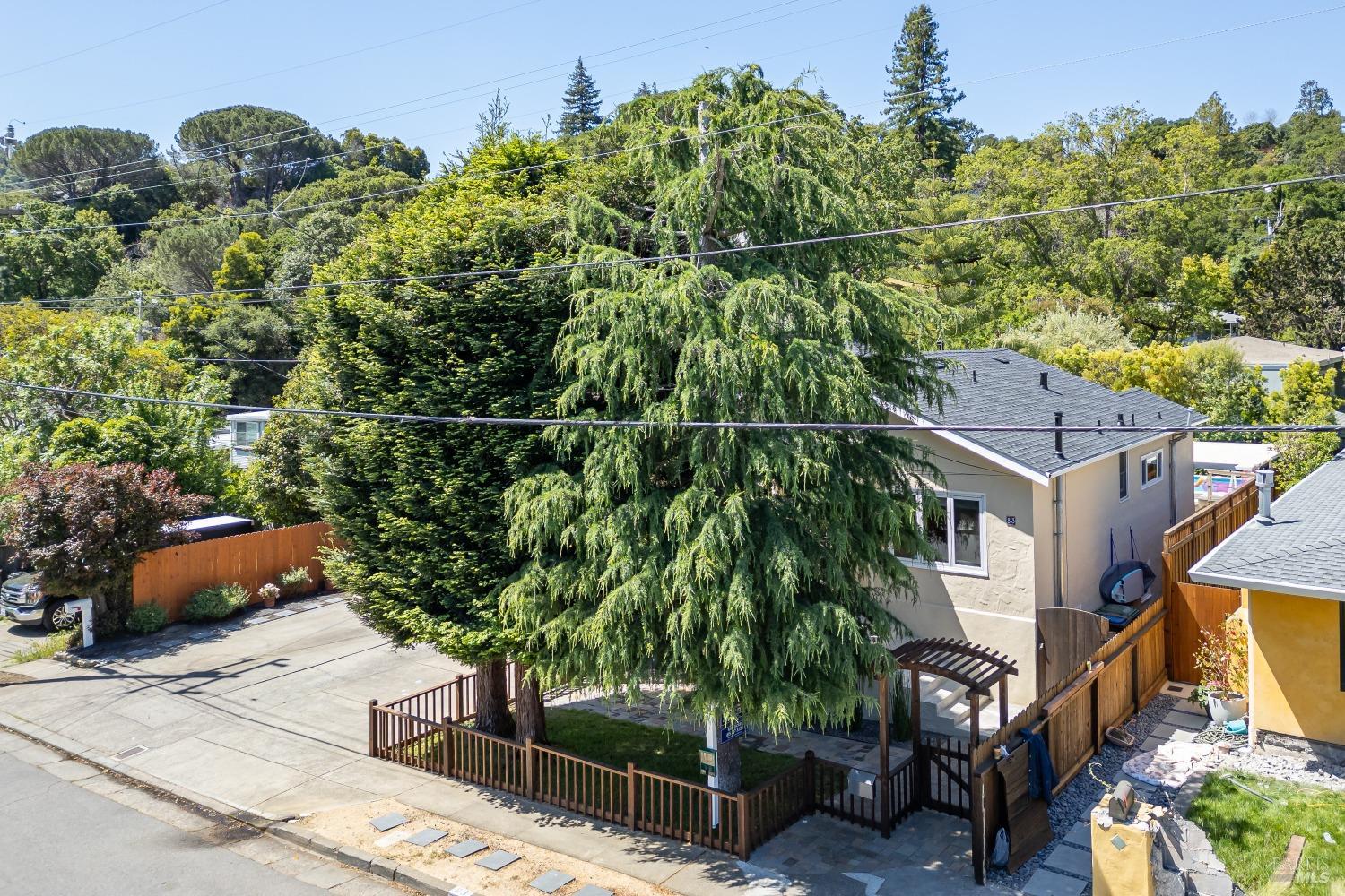 83 Willow Ave