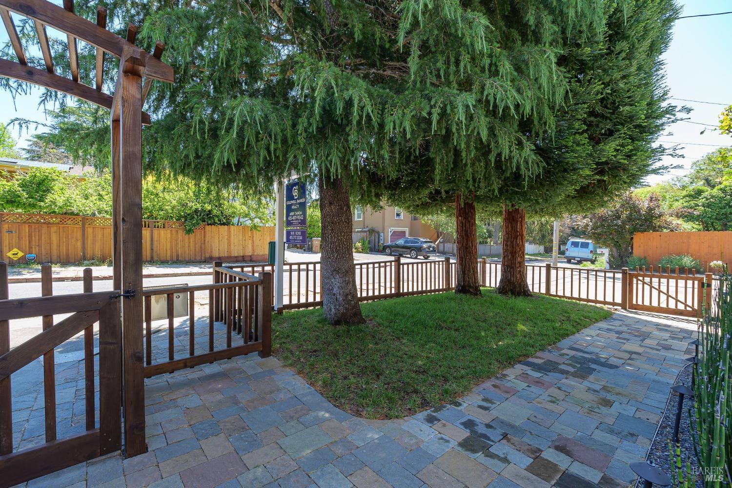 83 Willow Ave