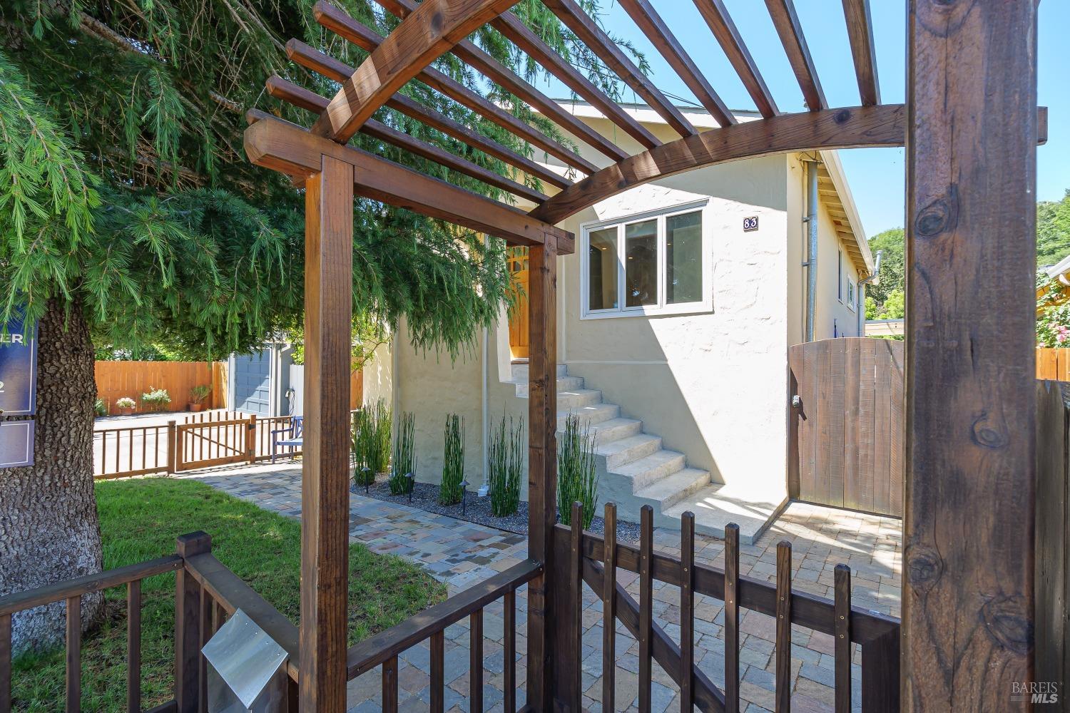 83 Willow Ave