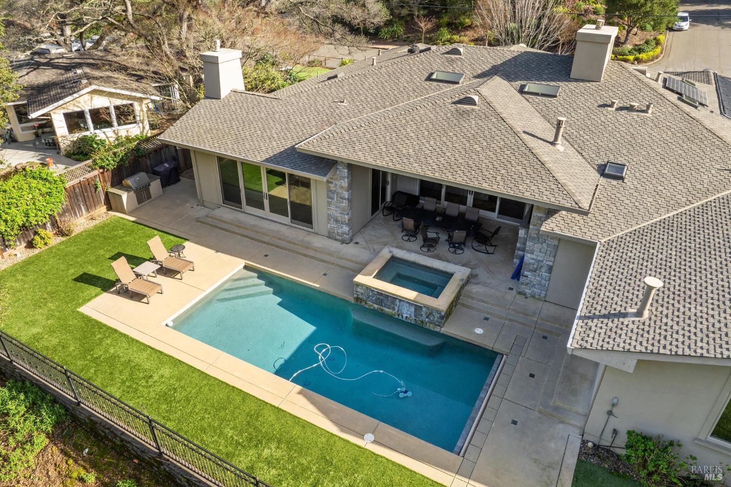 548 Fairway Dr