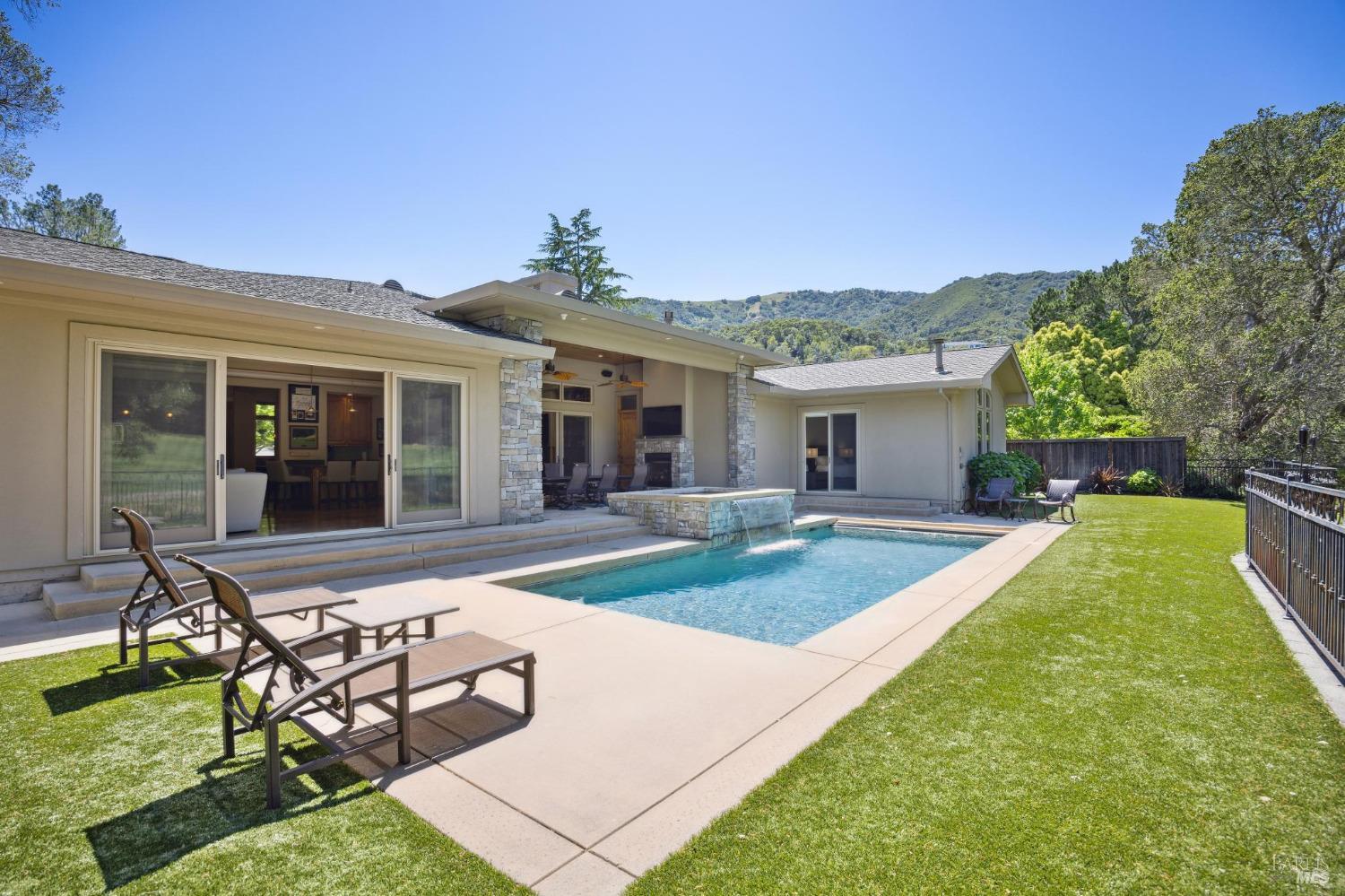 548 Fairway Dr