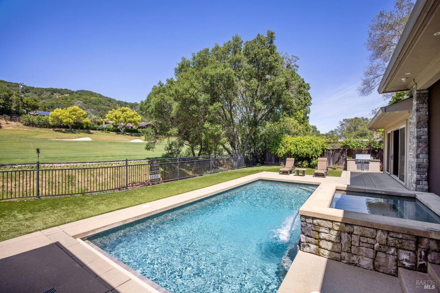 548 Fairway Dr