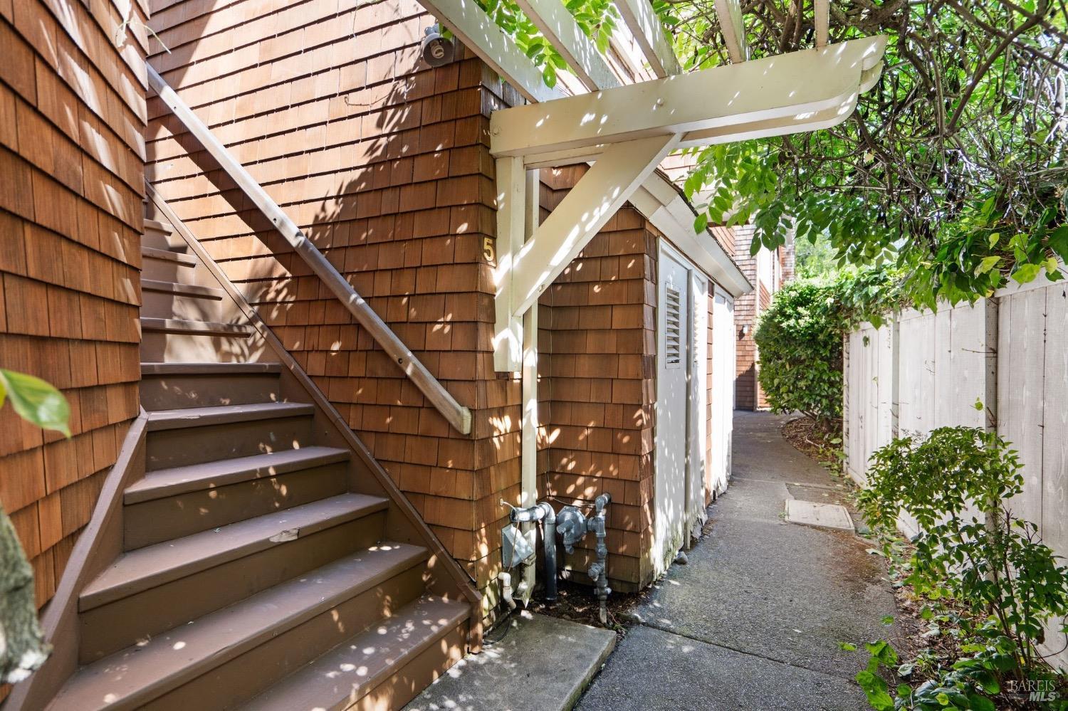 76 Ross Ave #5