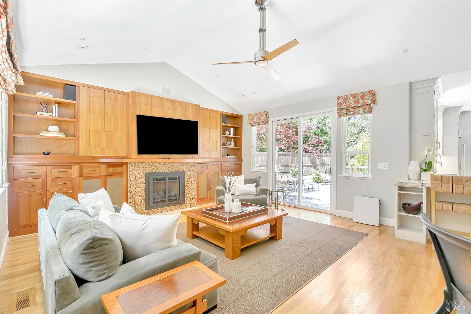 6 Bay Laurel Ln
