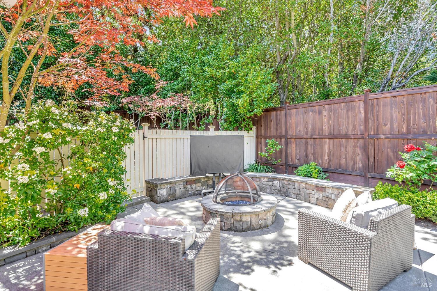 6 Bay Laurel Ln