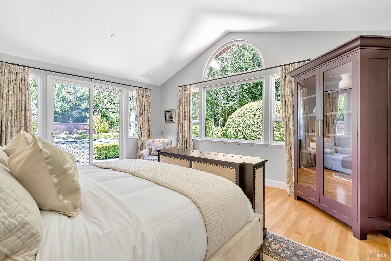6 Bay Laurel Ln