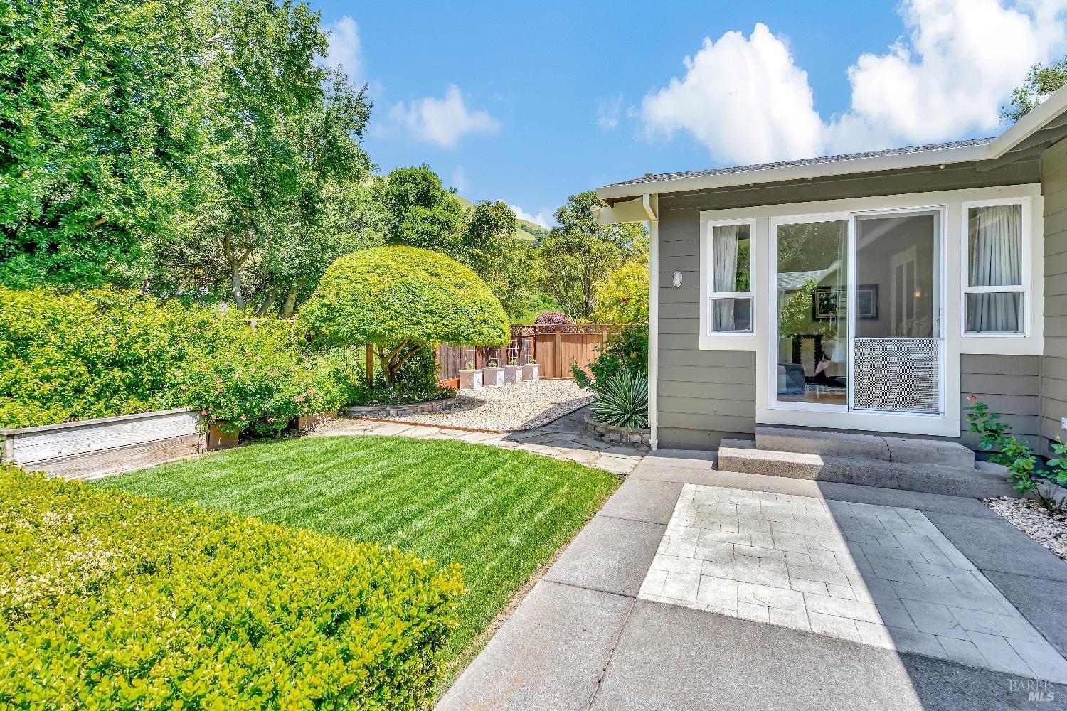 6 Bay Laurel Ln