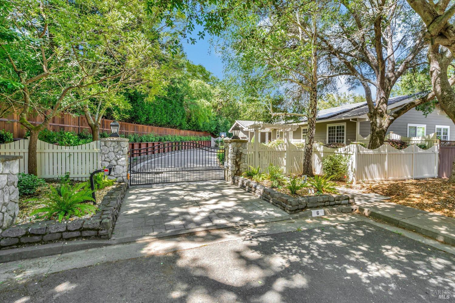 6 Bay Laurel Ln