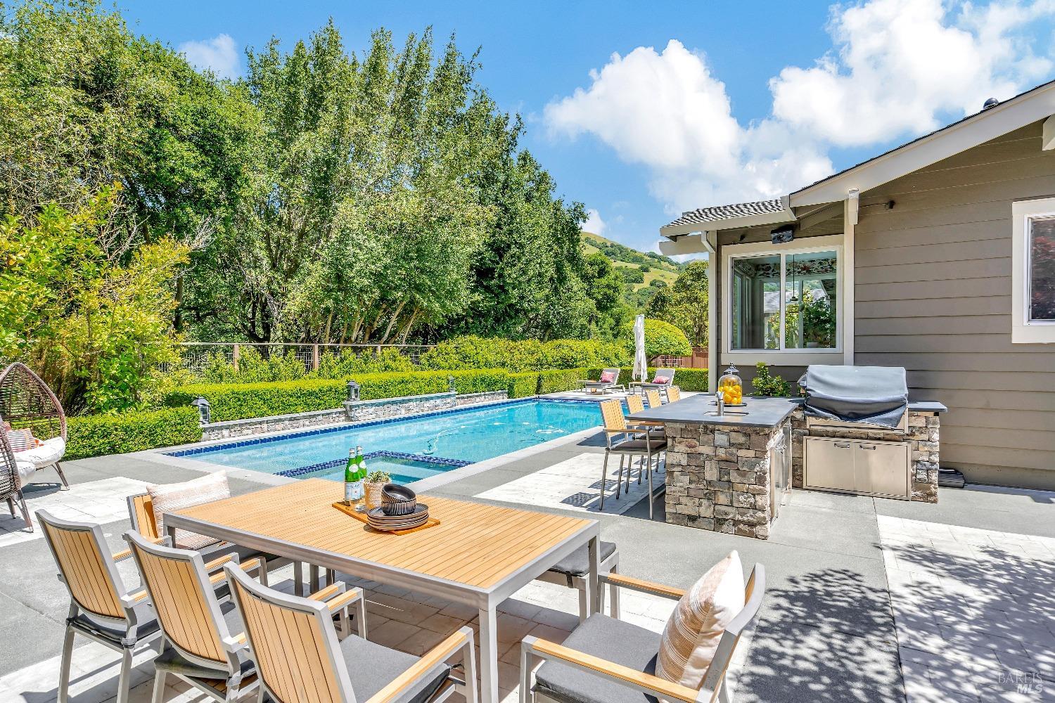 6 Bay Laurel Ln