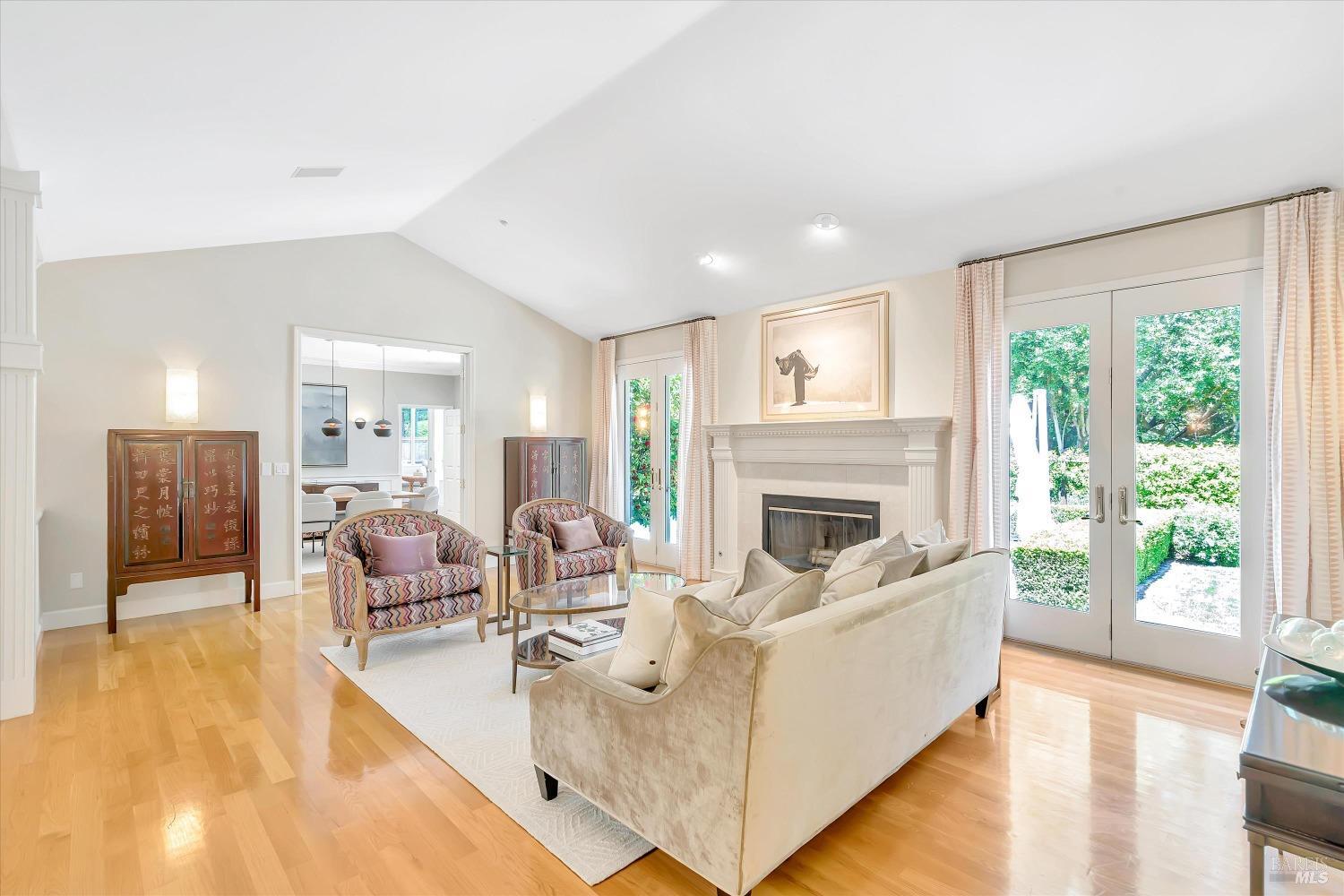 6 Bay Laurel Ln
