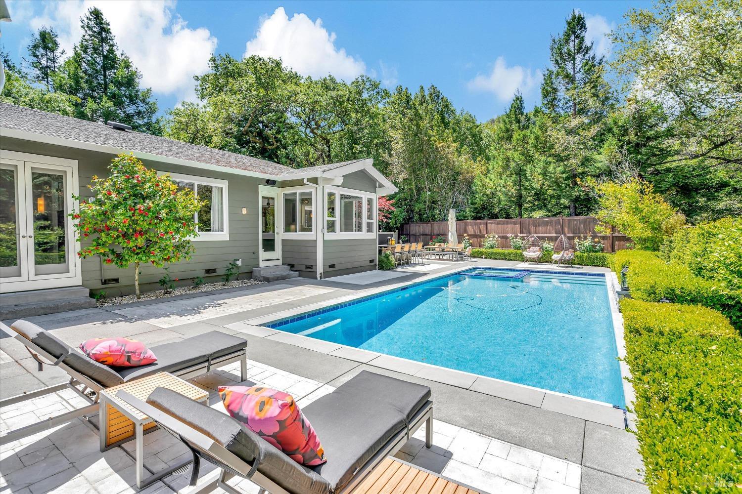6 Bay Laurel Ln