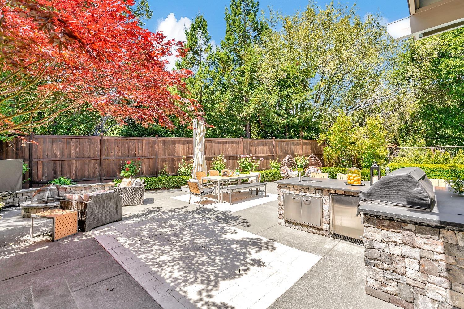 6 Bay Laurel Ln
