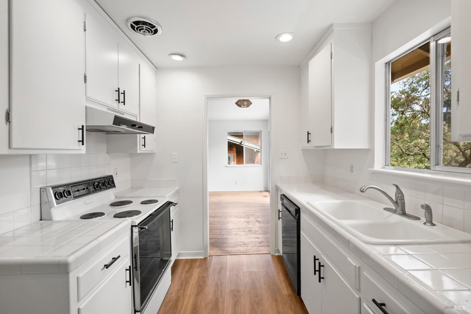 142 Oak Ave
