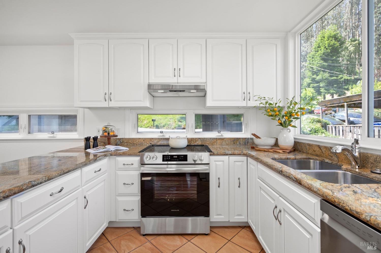 881 Marin Dr