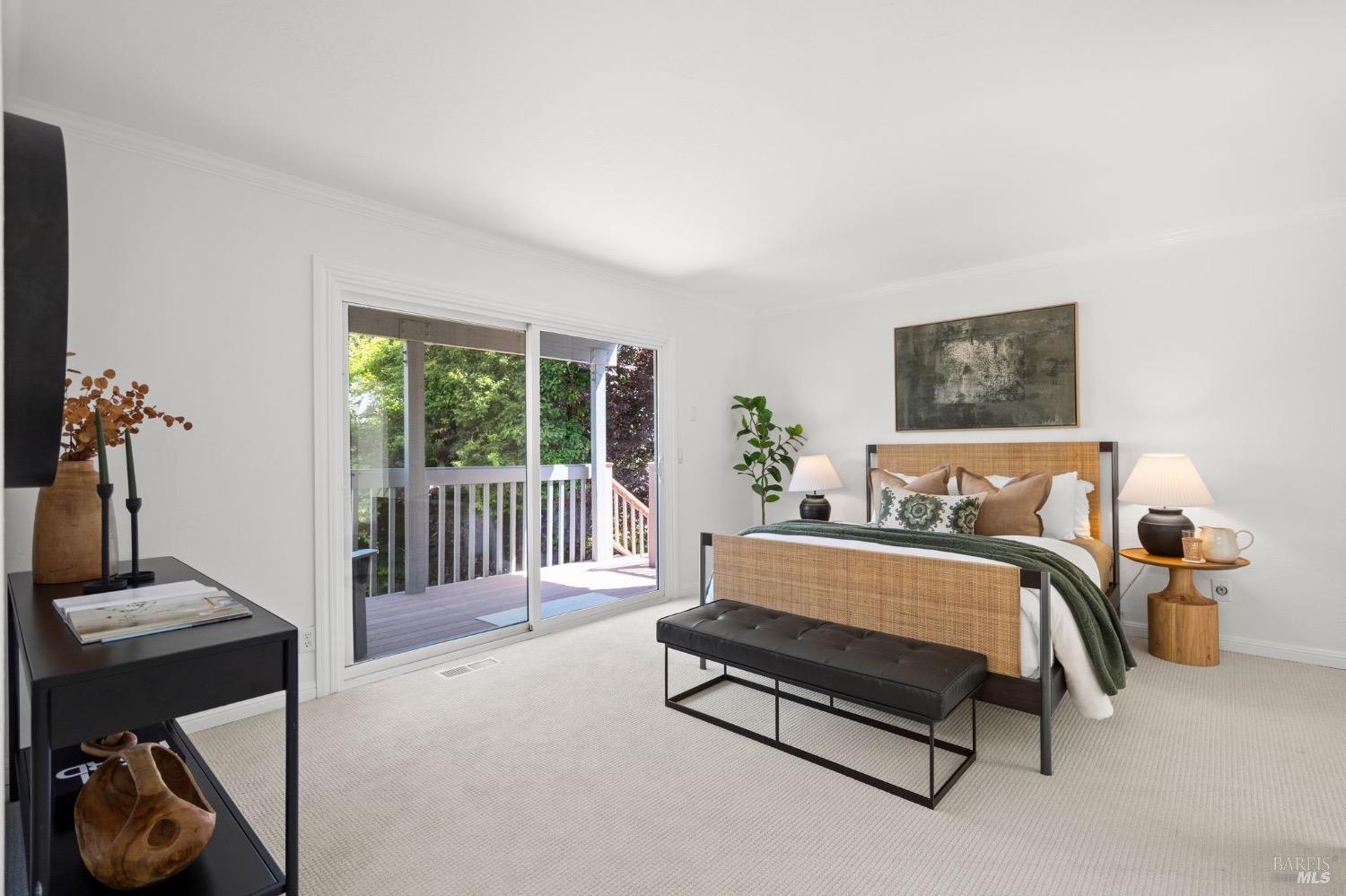 881 Marin Dr
