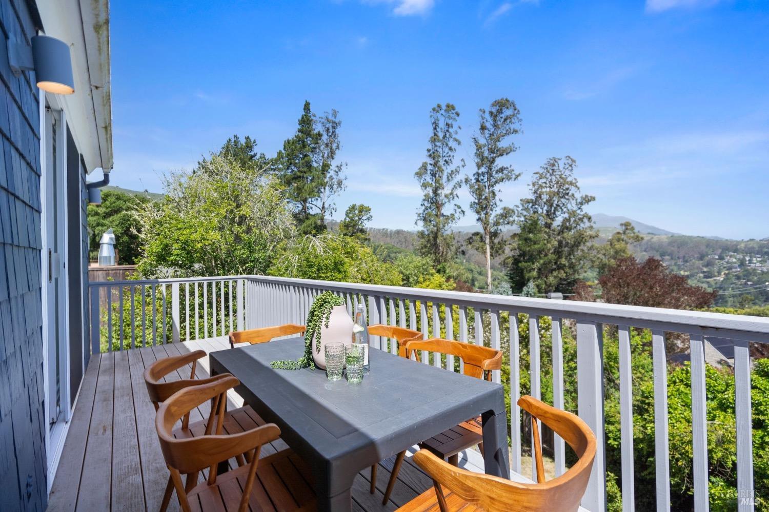881 Marin Dr