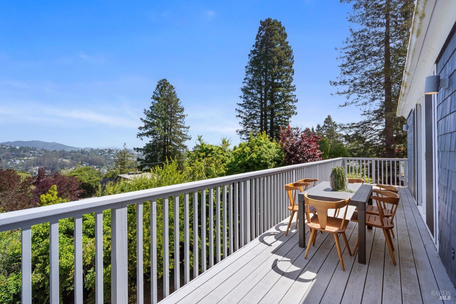 881 Marin Dr