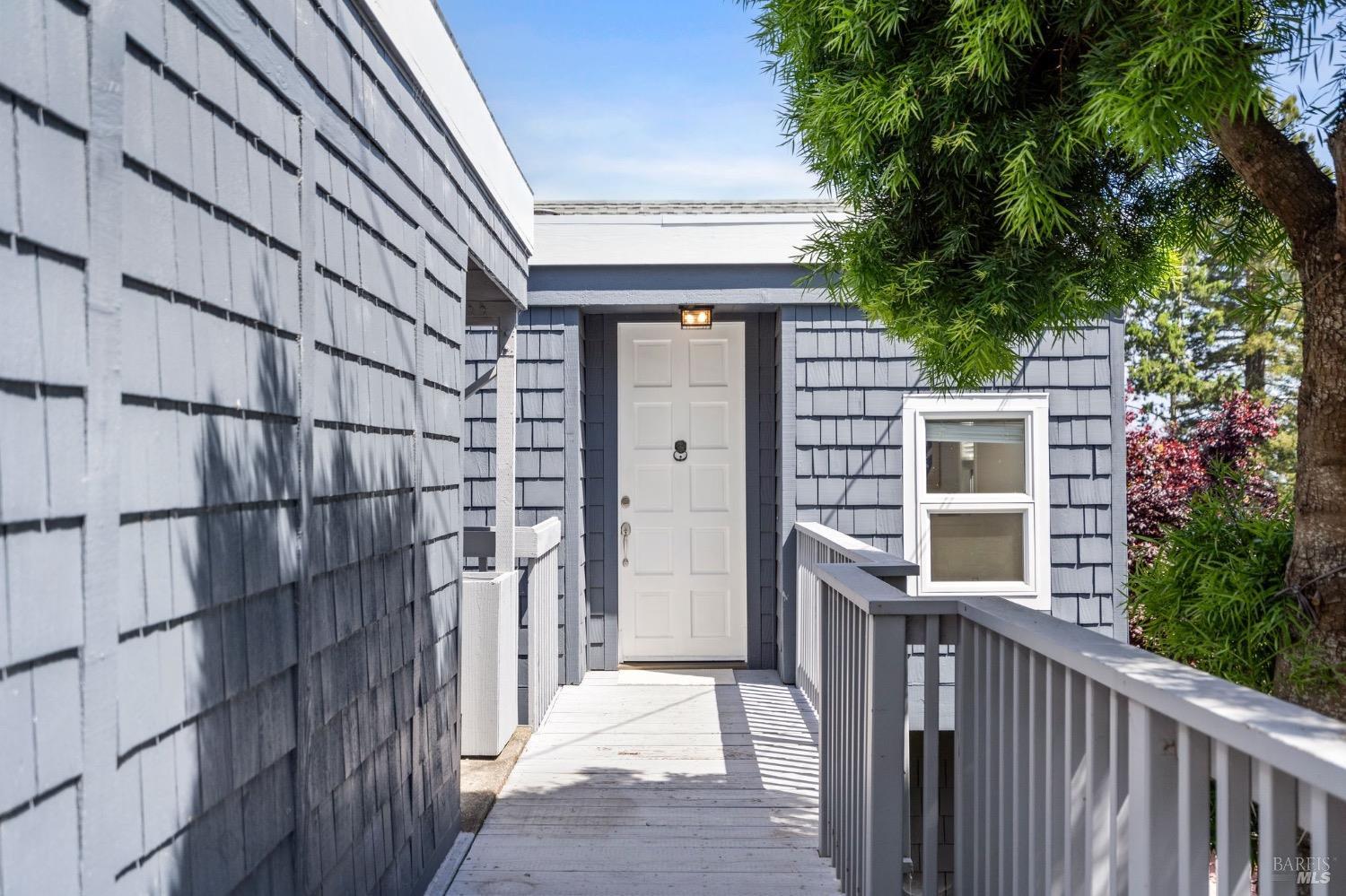 881 Marin Dr