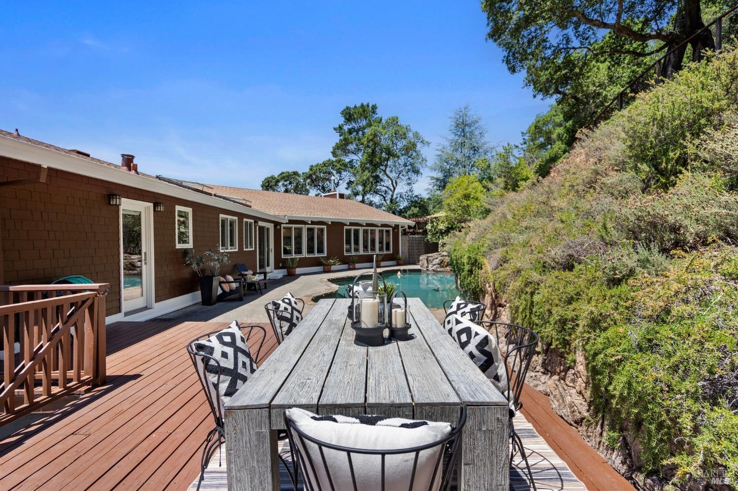 207 Deer Hollow Rd