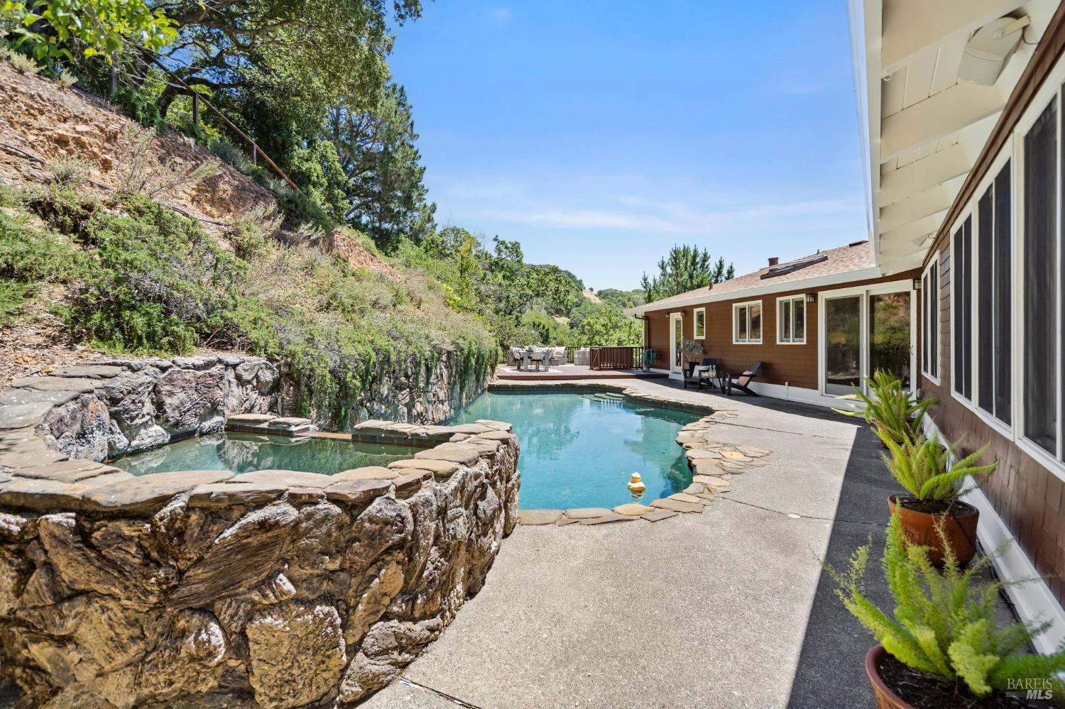 207 Deer Hollow Rd