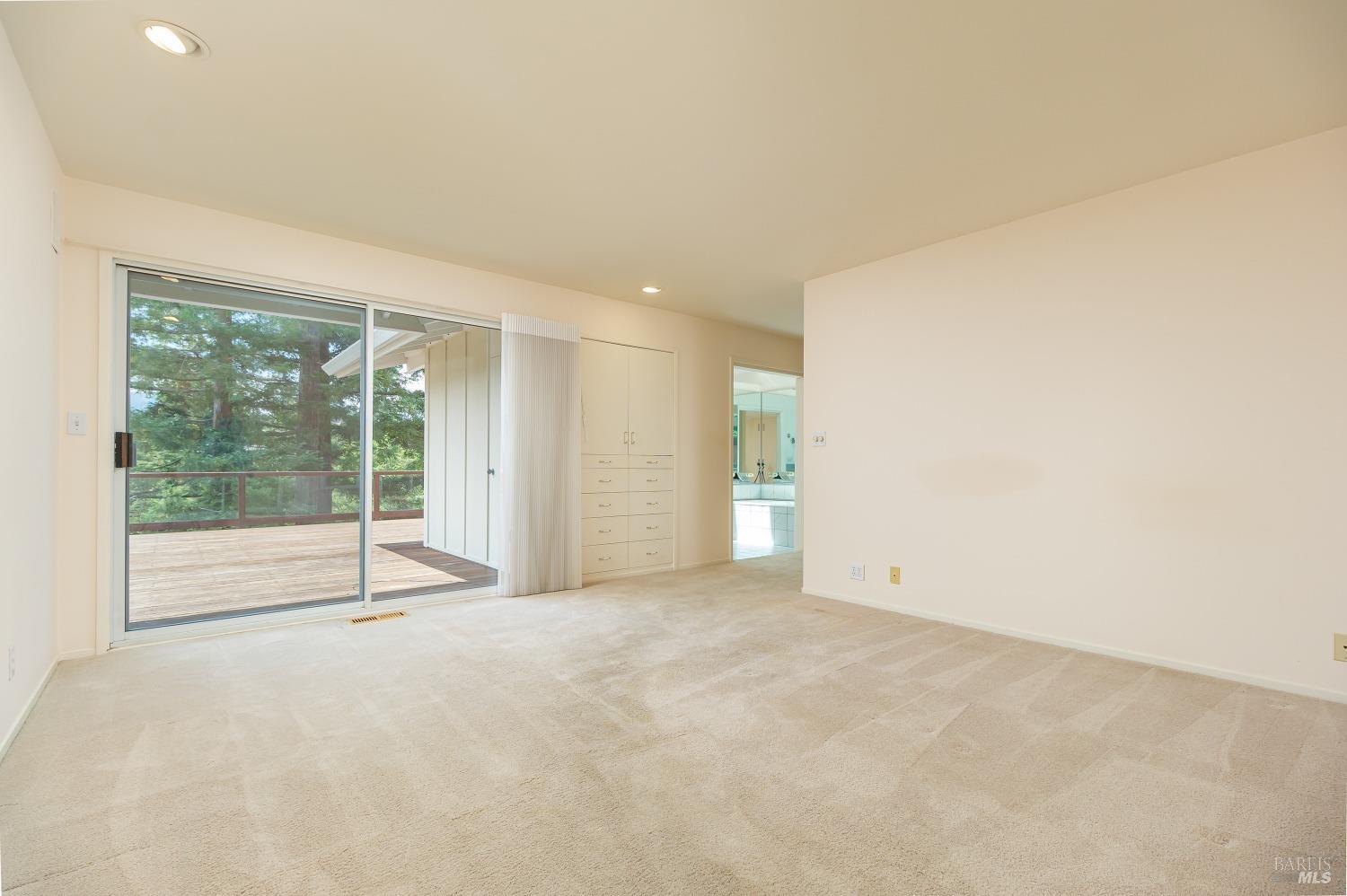 60 LONGWOOD Dr