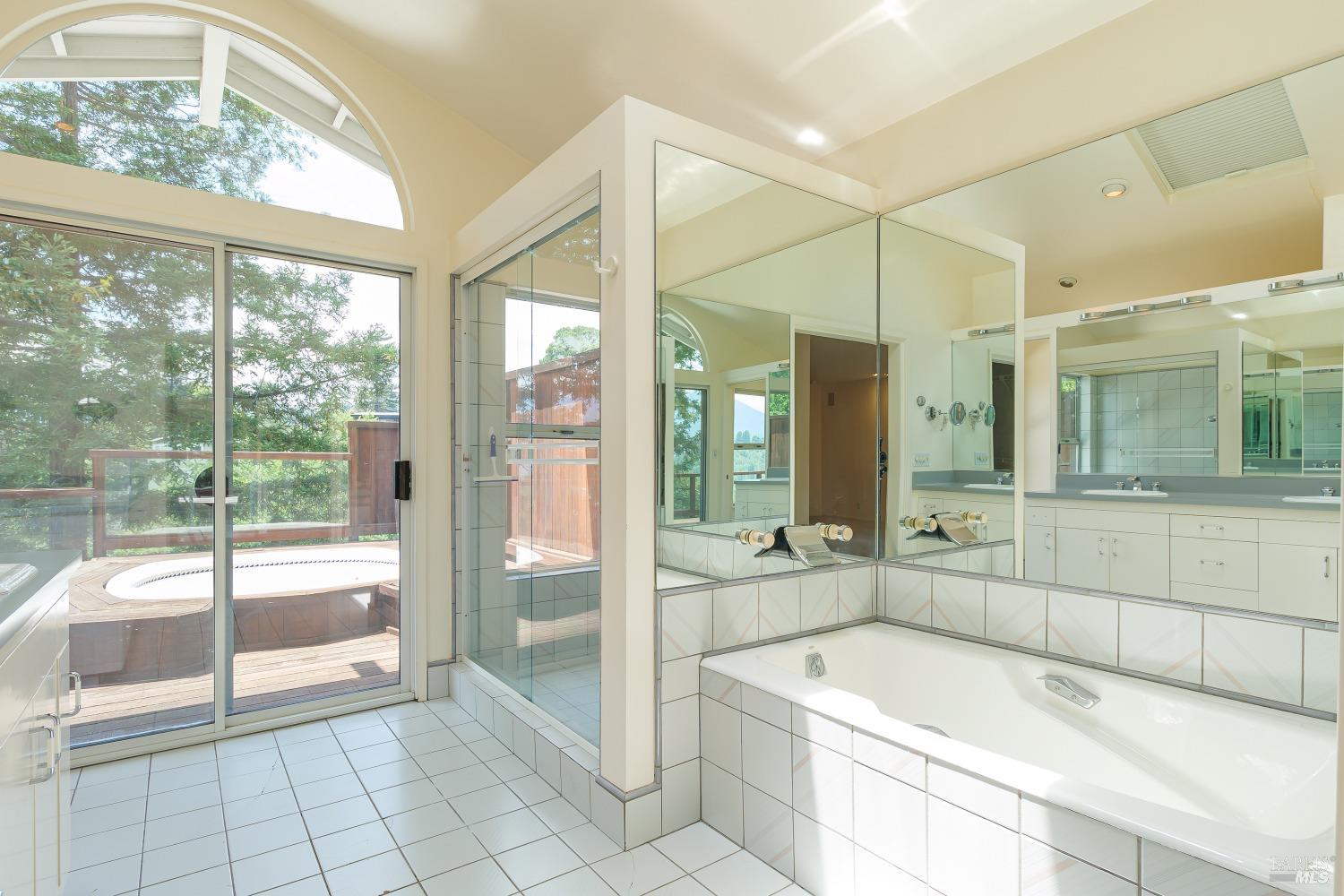 60 LONGWOOD Dr