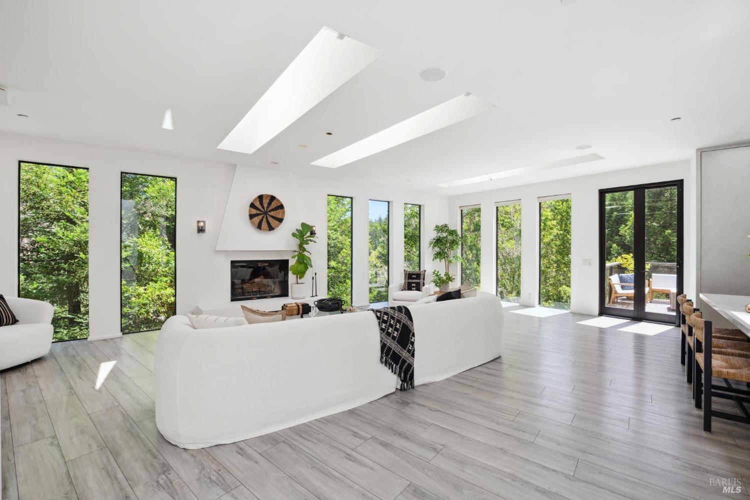 12 Meadow View Ln