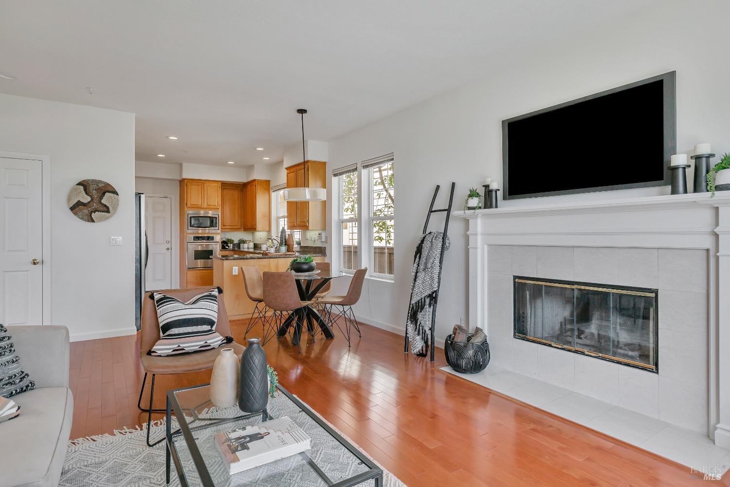 252 Waterside Cir