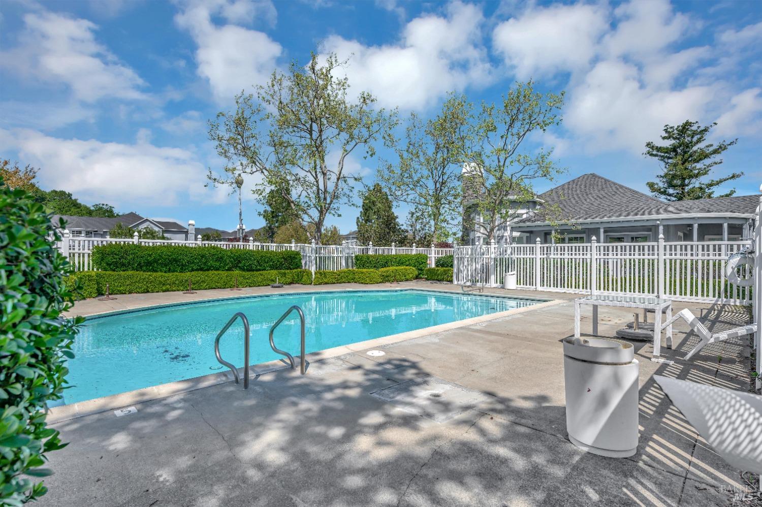 252 Waterside Cir