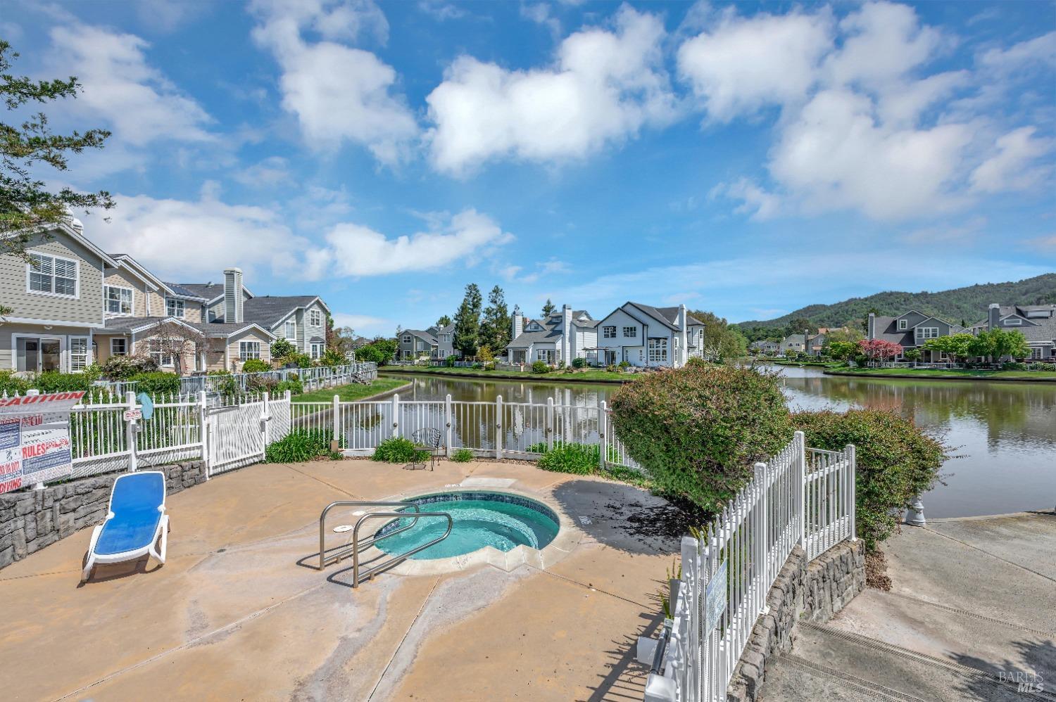 252 Waterside Cir