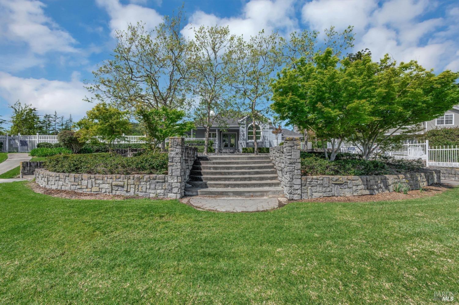 252 Waterside Cir