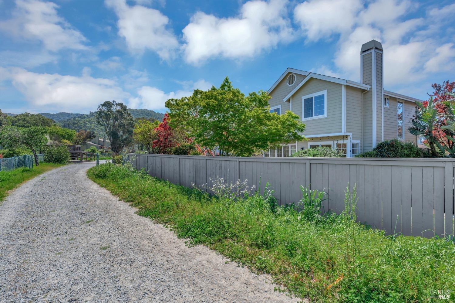252 Waterside Cir