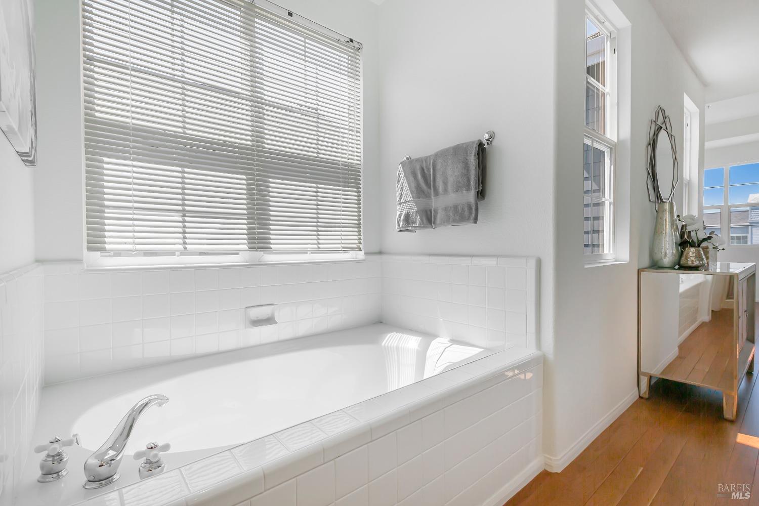 252 Waterside Cir