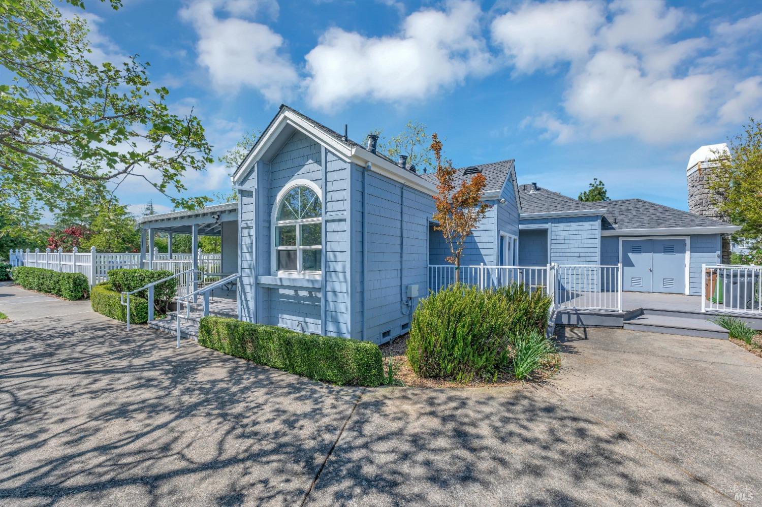 252 Waterside Cir