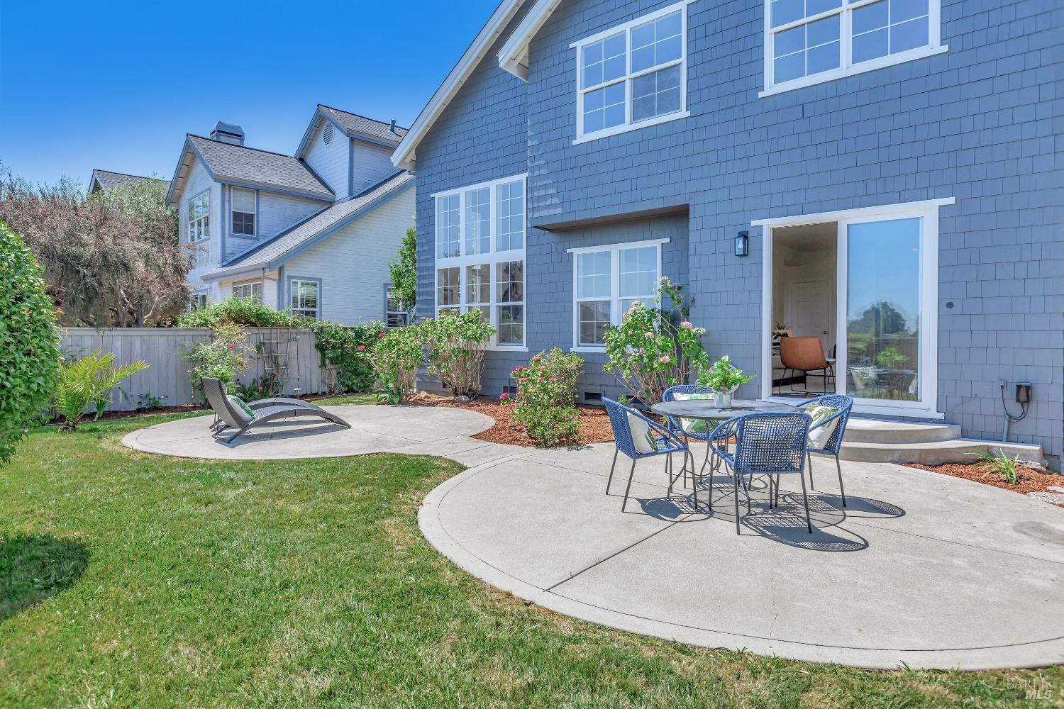 252 Waterside Cir