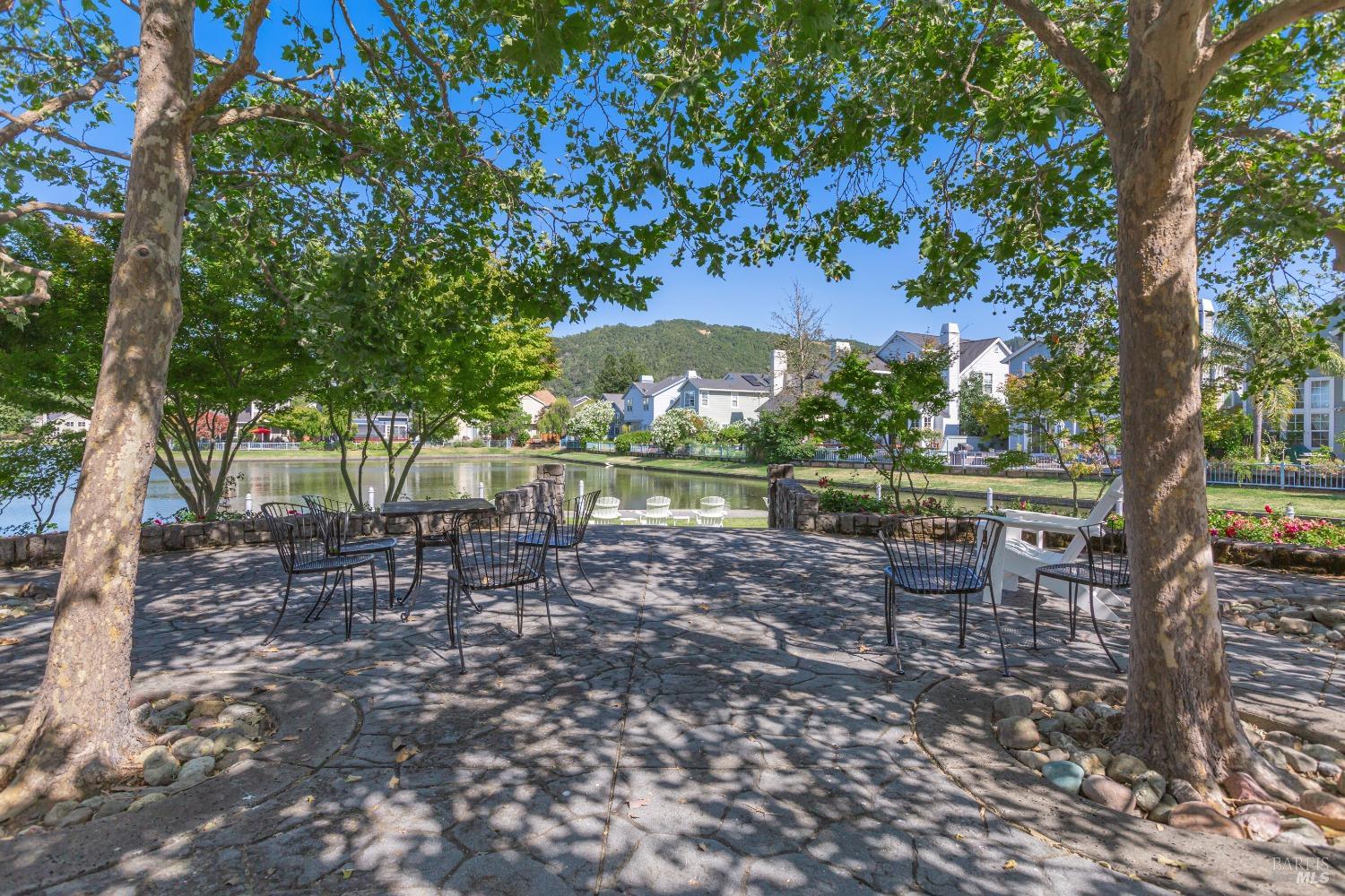 252 Waterside Cir
