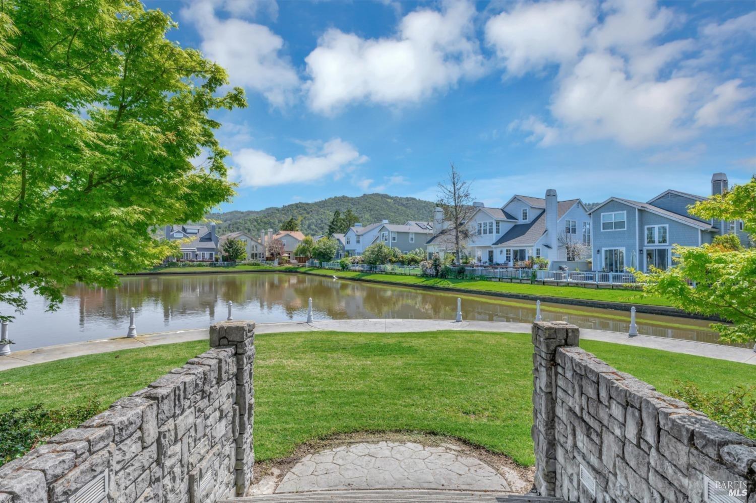 252 Waterside Cir