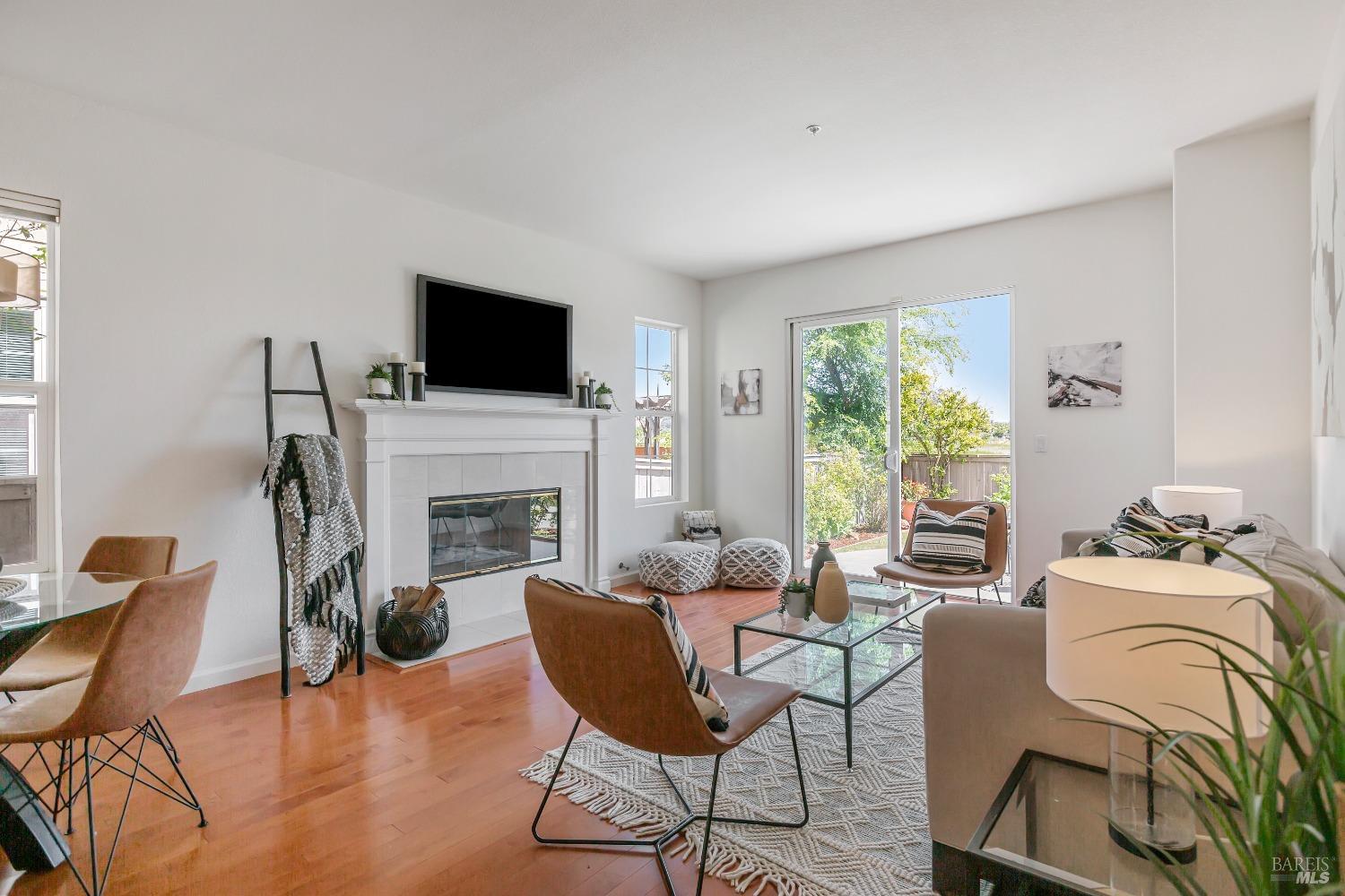 252 Waterside Cir
