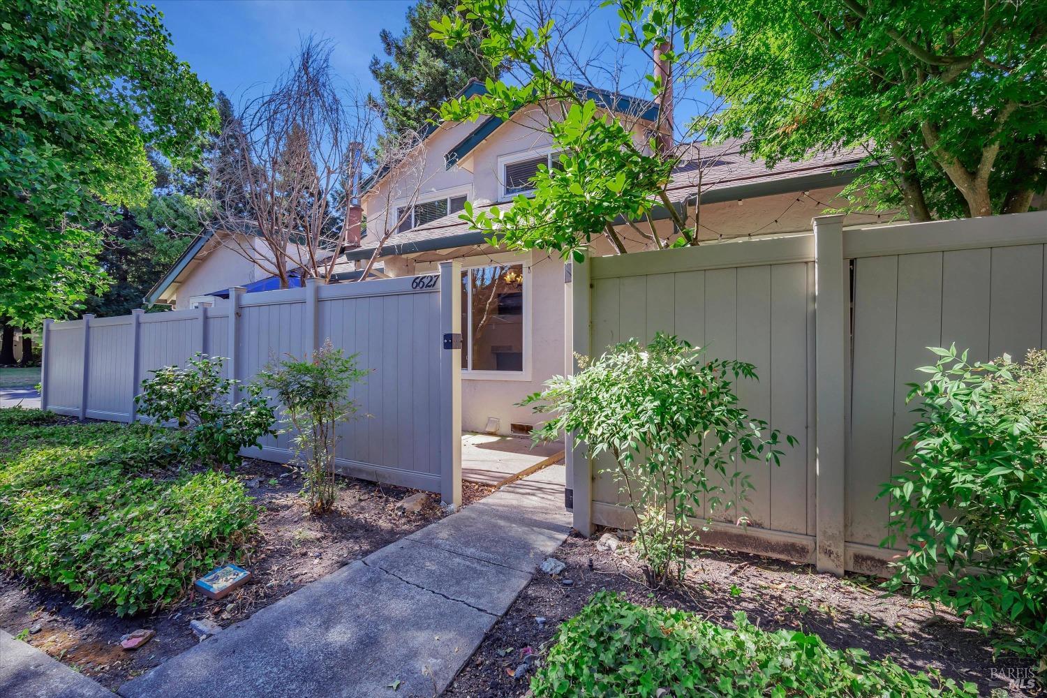 6627 Meadow Pines Avenue