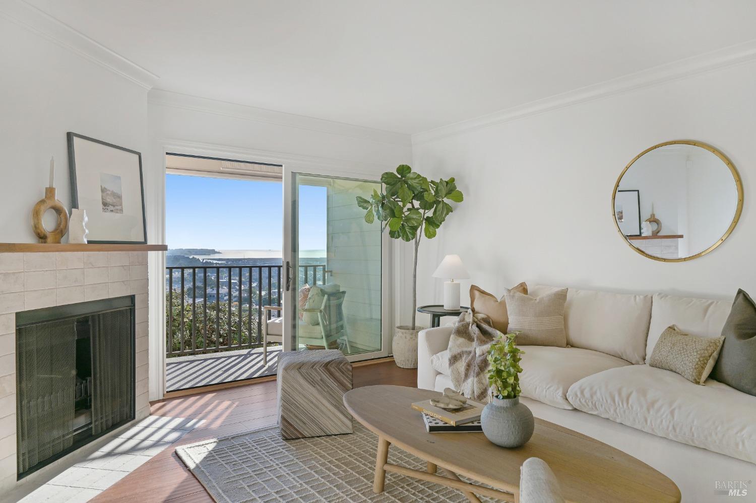 932 Via Casitas