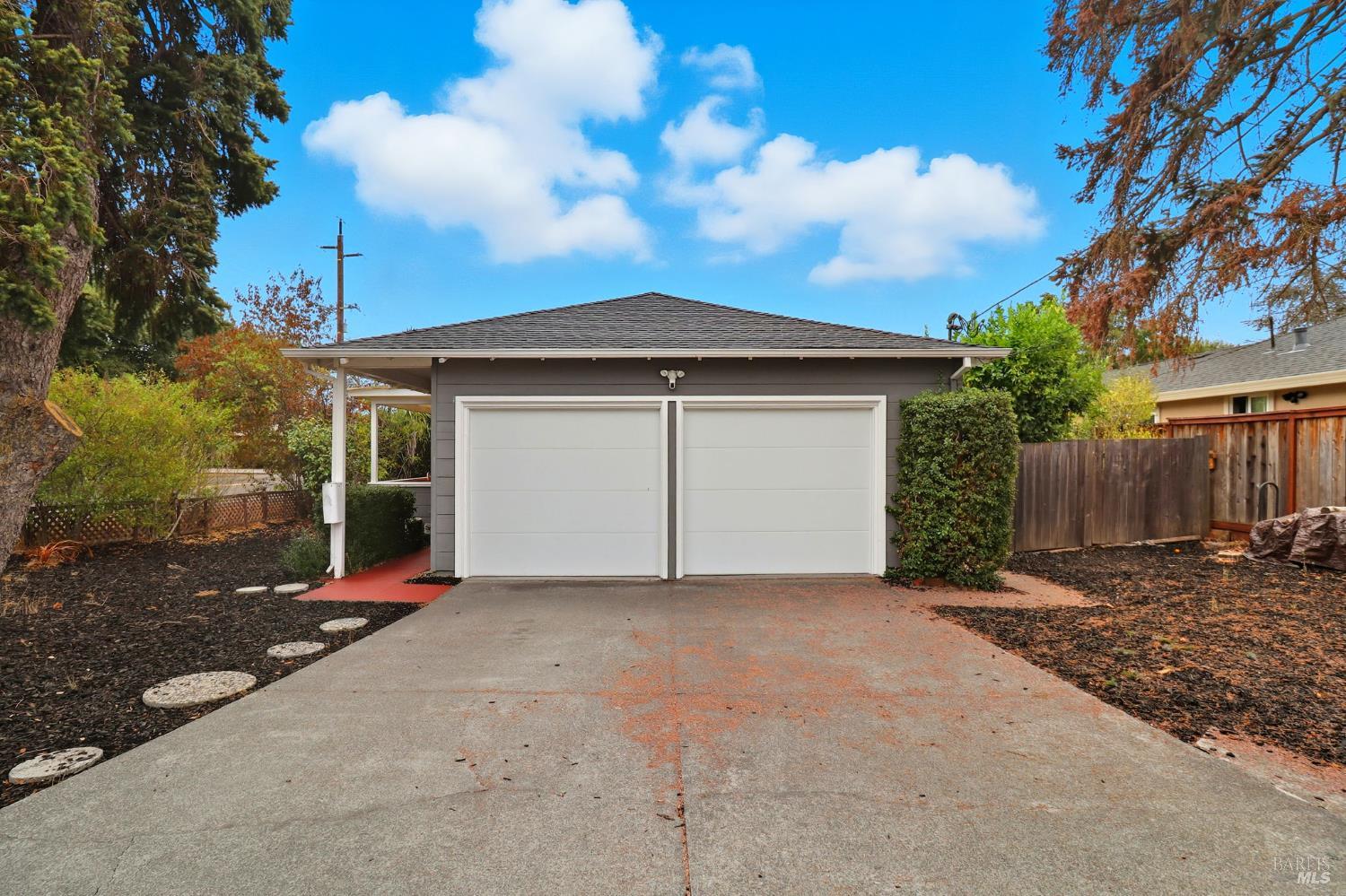 998 Simmons Lane