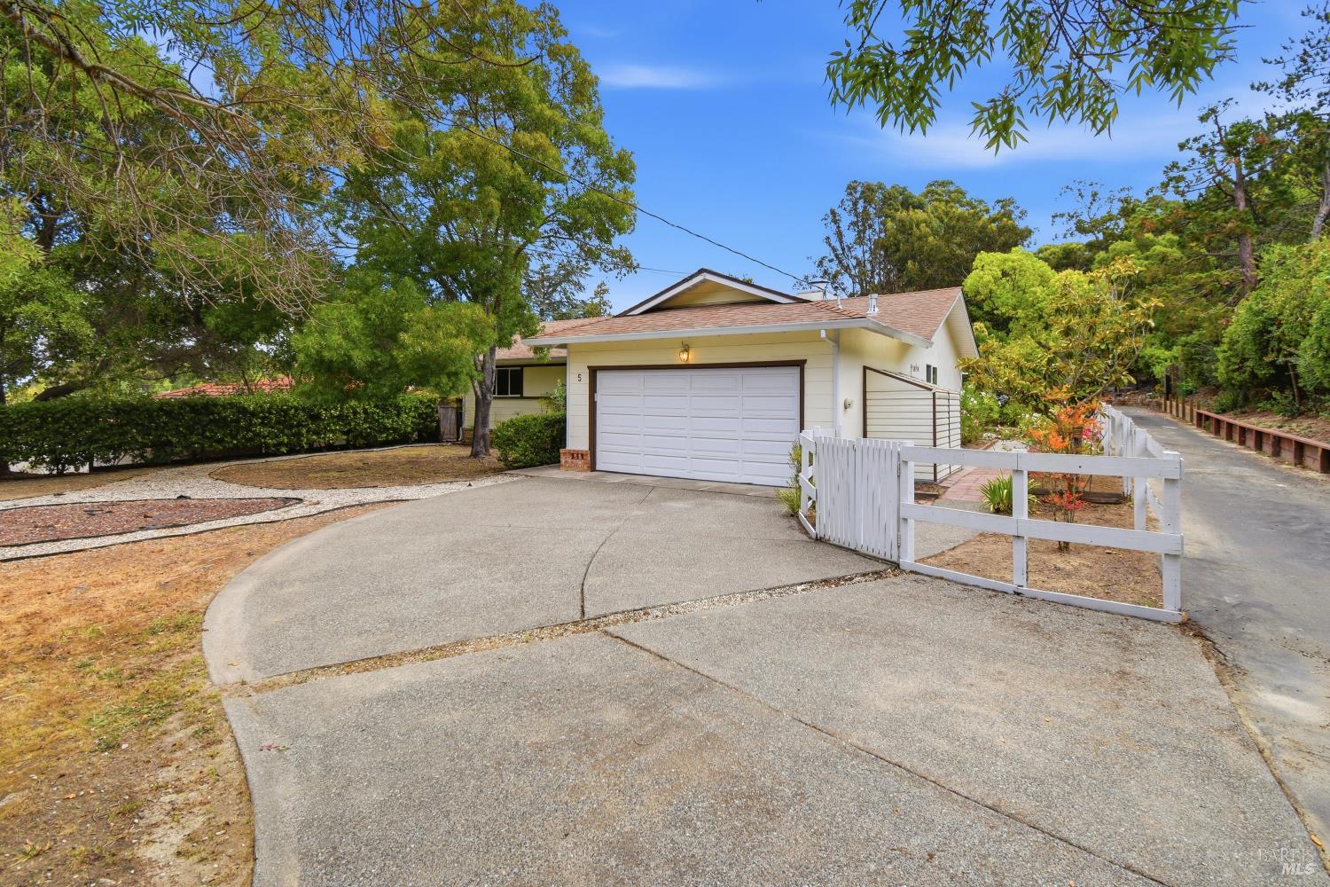 5 Sunny Oaks Drive