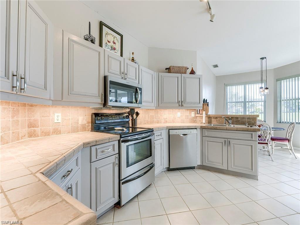 8529 Fairway Bend DR