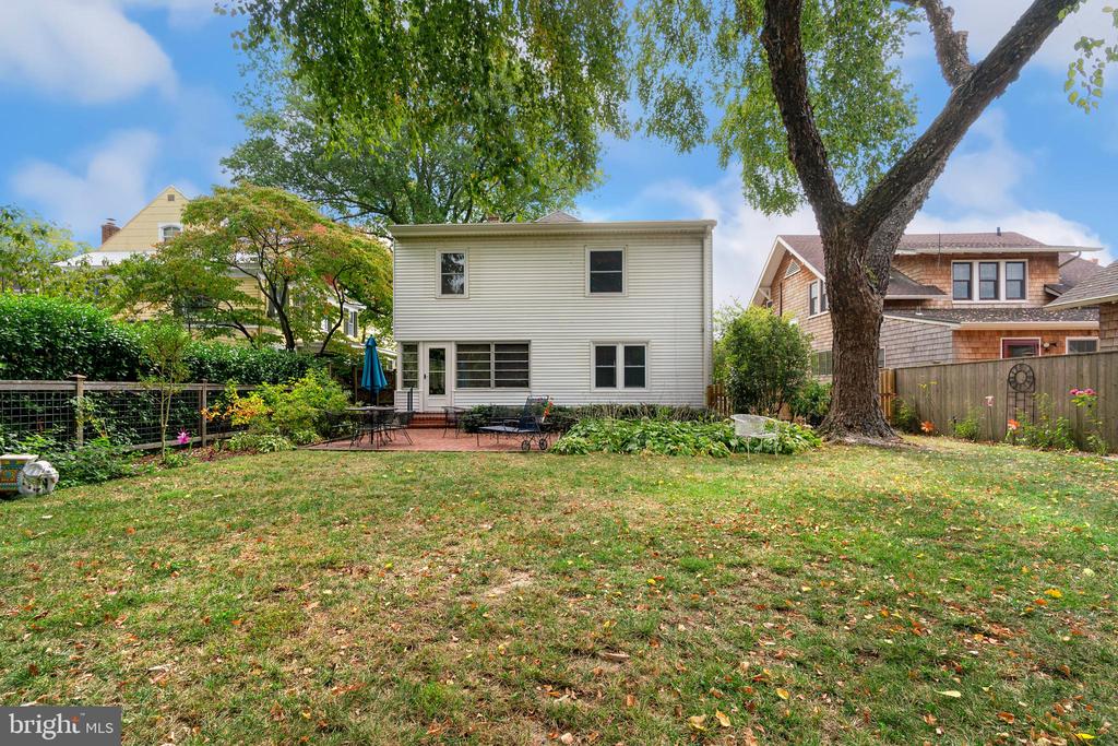 208 N QUEEN STREET