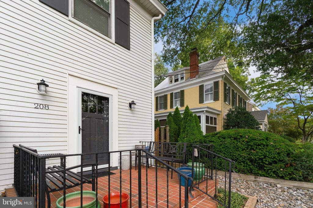 208 N QUEEN STREET