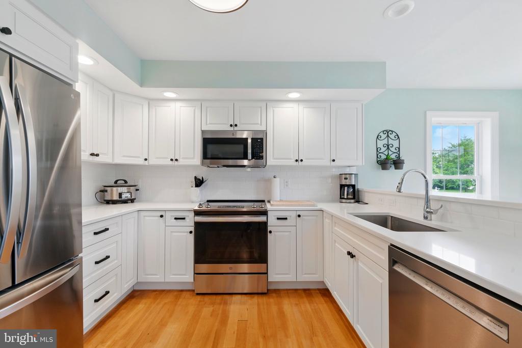 201 PONDVIEW COURT